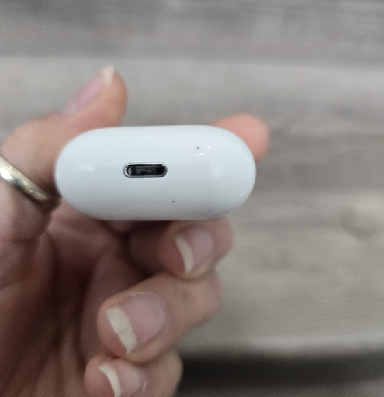 Apple airpod charging case supports 1st and second generation - Picture 2 of 4